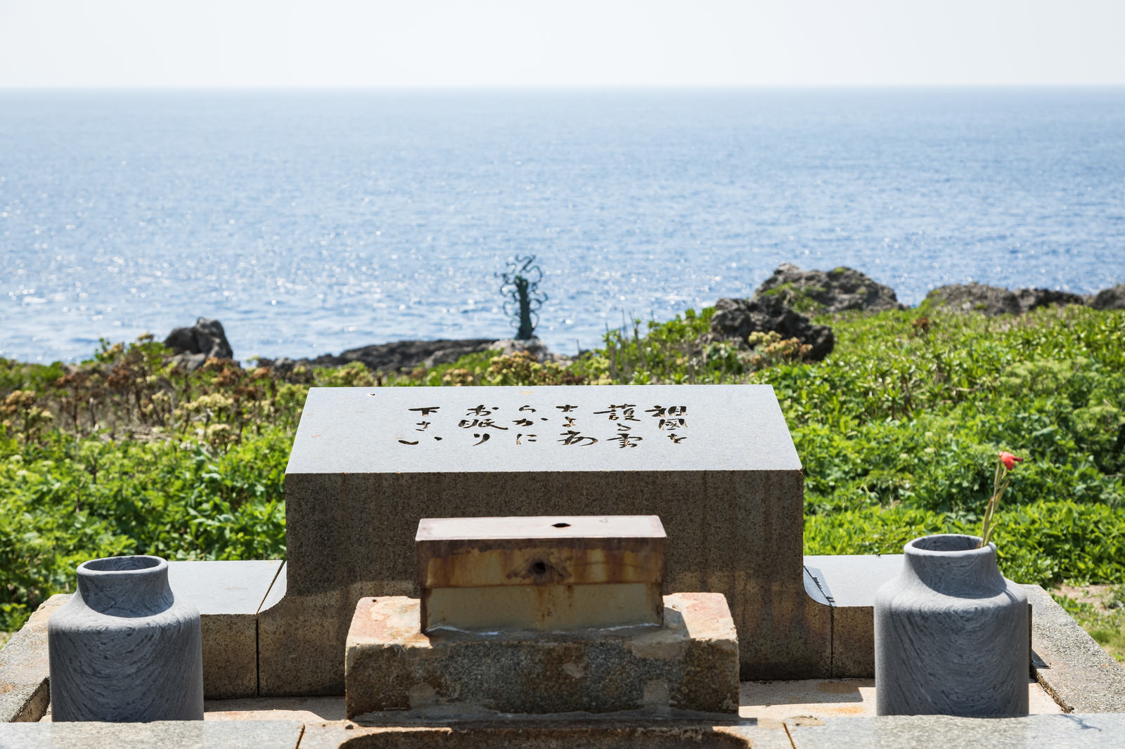 戦艦大和慰霊塔の石碑と青い海が見える風景