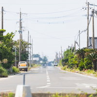 徳之島の海岸に立つ奇岩と岩礁の写真
