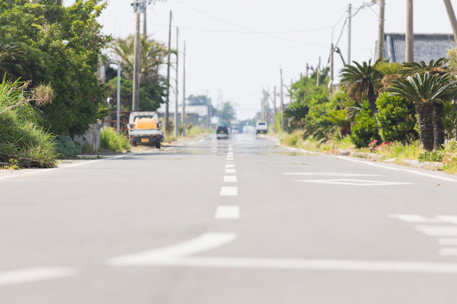 真っ直ぐに延びる平和通り（旧陸軍浅間飛行場滑走路跡）の風景