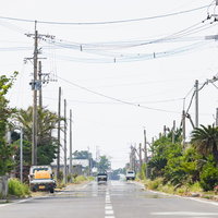 旧陸軍浅間飛行場の滑走路跡を利用した平和通りの直線道路の写真