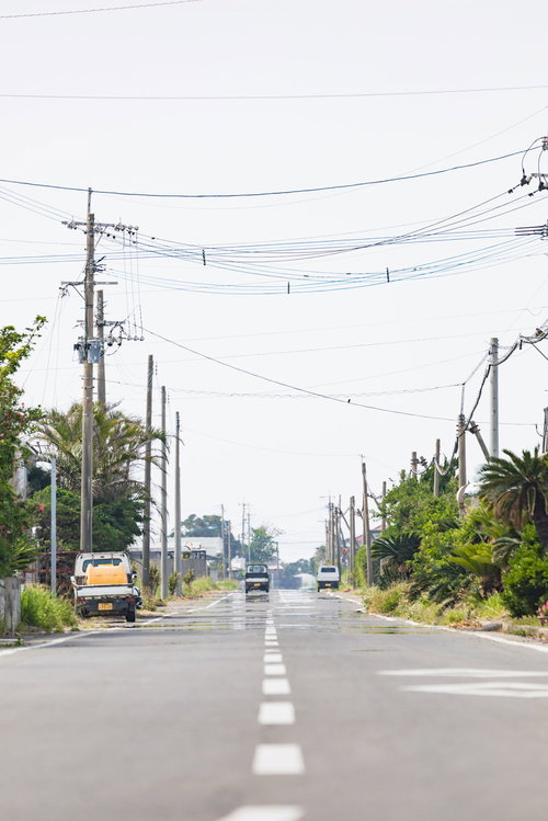 旧陸軍浅間飛行場の滑走路跡を利用した平和通りの直線道路