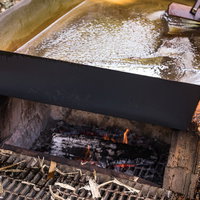 徳之島のサタヤドリの窯で黒糖を作る伝統製糖作業の写真