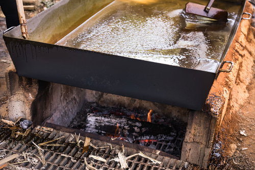 徳之島のサタヤドリの窯で黒糖を作る伝統製糖作業