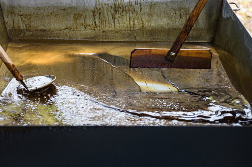 徳之島町黒砂糖まつりでの黒砂糖作り工程と釜炊き作業