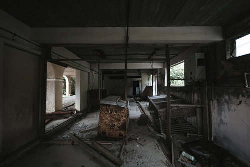 天井や壁が崩落した瓦礫で崩れる廃墟の内部