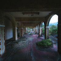 徳之島ニューオータニ・ホテルの廃墟、ボロボロに崩壊した廊下の写真