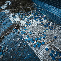 タイルが散らばる不気味な場所（徳之島ニューオータニ・ホテル跡）の写真