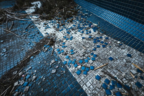 タイルが散らばる不気味な場所（徳之島ニューオータニ・ホテル跡）