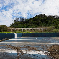 閉鎖された徳之島ニューオータニ・ホテルの廃墟とプール跡の写真