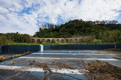 閉鎖された徳之島ニューオータニ・ホテルの廃墟とプール跡