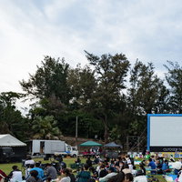 徳之島黒砂糖祭りの野外シネマで映画を楽しむ観客たちの写真