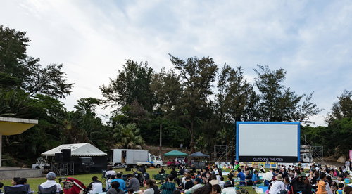 徳之島黒砂糖祭りの野外シネマで映画を楽しむ観客たち