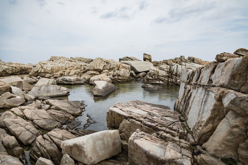 奄美十景ムシロ瀬の巨岩群と青い海。徳之島の花崗岩海岸