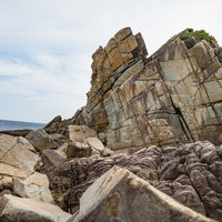 徳之島ムシロ瀬の白い花崗岩の巨岩群と海岸景観の写真