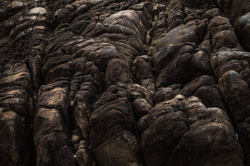樹皮のような岩肌が層状に重なるムシロ瀬の花崗岩