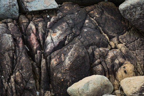 徳之島ムシロ瀬の風化した花崗岩の岩場と海岸線
