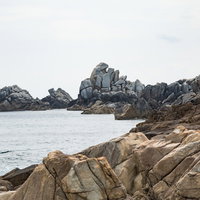 奄美十景のひとつムシロ瀬の花崗岩の岩場と海岸の写真