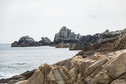 奄美十景のひとつムシロ瀬の花崗岩の岩場と海岸