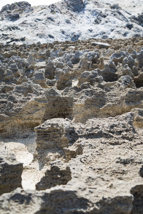メランジ堆積物とゴツゴツした隆起サンゴ礁