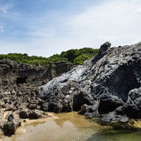 徳之島の犬田布海岸に露出するメランジ堆積物（県指定天然記念物）の写真