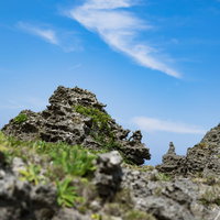 徳之島のメランジ堆積物、ゴツゴツした岩場と青空の写真
