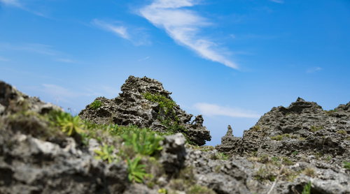徳之島のメランジ堆積物、ゴツゴツした岩場と青空