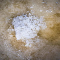 徳之島で製塩して結晶化した天然の塩の写真