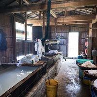 伝統製法で製塩する「ましゅ屋」の写真
