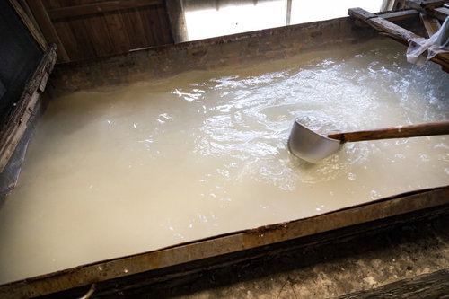 徳之島の製塩工程、薪で焚かれた窯で煮沸中の海水