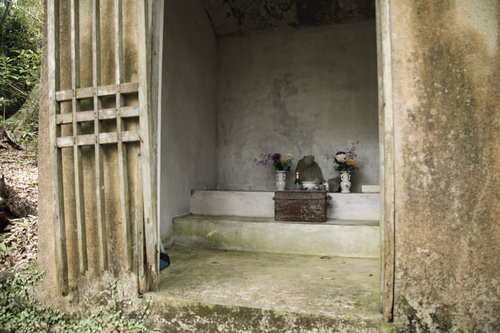 徳之島で祀られたビンジルガナシの石像と祠の民俗信仰