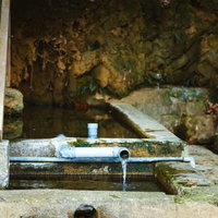 徳之島の東又泉・石組みで整備された湧水と水場の写真