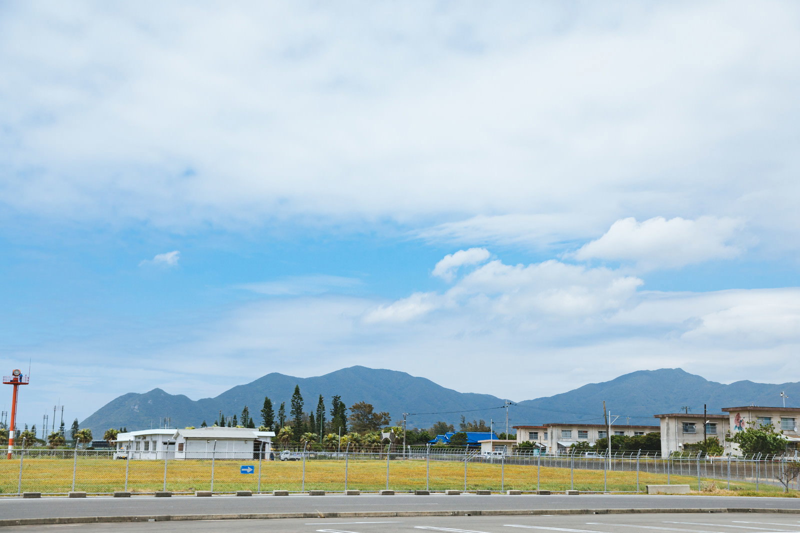 青空の下に横たわる徳之島の寝姿山と山々の風景
