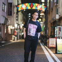 野毛の繁華街を歩く男性の写真