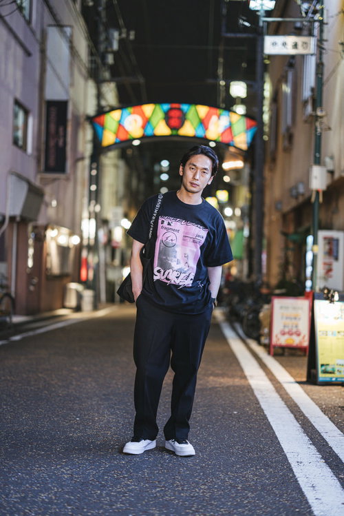 野毛の繁華街を歩く男性