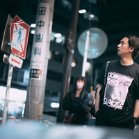 野毛の繁華街を歩く男性の写真