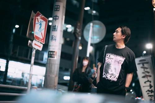 野毛の繁華街を歩く男性