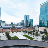 東京駅丸の内駅前の高層ビル群と駅前広場の都市風景の写真