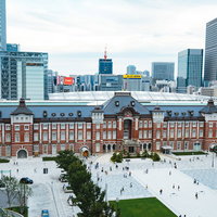 復原工事が終わった東京駅丸の内駅舎と背後のビル群の写真