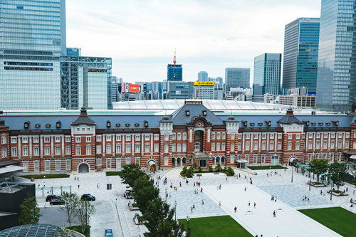 復原工事が終わった東京駅丸の内駅舎と背後のビル群