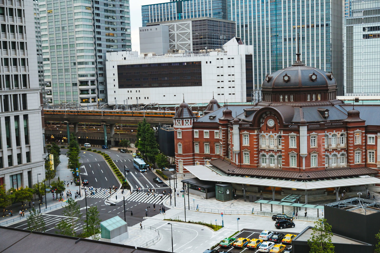 東京駅丸の内北口の駅前広場と高層ビル群の風景