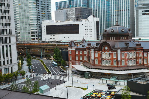 東京駅丸の内北口の駅前広場と高層ビル群の都市風景