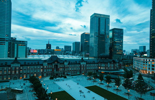 日が沈む東京駅前の高層ビル群と丸の内の都市夜景