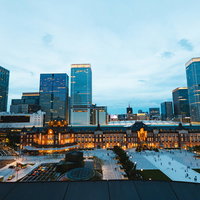 灯りがつきはじめる東京駅丸の内口のビル群の写真