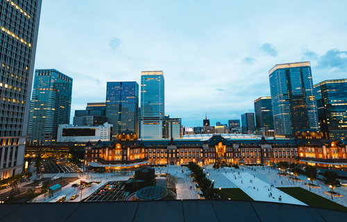 灯りがつきはじめる東京駅丸の内口のビル群