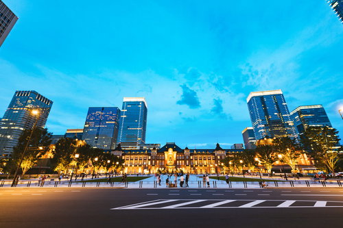 ライトアップした東京駅丸の内駅舎の夜景と都市風景