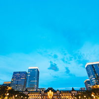 日が落ちてライトアップした東京駅丸の内の駅舎の写真