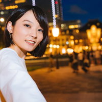 東京駅前で夜景デートに誘う彼女の横顔と手をつなぐの写真