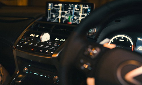 夜間走行中の運転席のカーナビとハンドル周辺