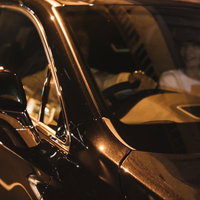 彼女を連れて深夜に高級車でドライブする恋人たちの写真
