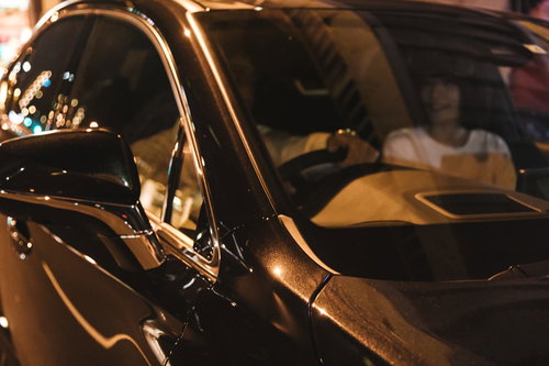 彼女を連れて深夜に高級車でドライブする恋人たち